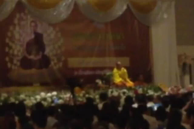 "ครูบาบุญชุ่ม" แสดงธรรมเทศนา เตือนใช้ชีวิตอย่าประมาท