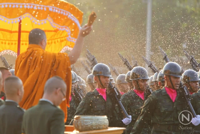 ทบ.ทำพิธีปฏิญาณตนต่อธงชัยเฉลิมพล-สวนสนามเนื่องในวันกองทัพไทยและวันกองทัพบก 2562