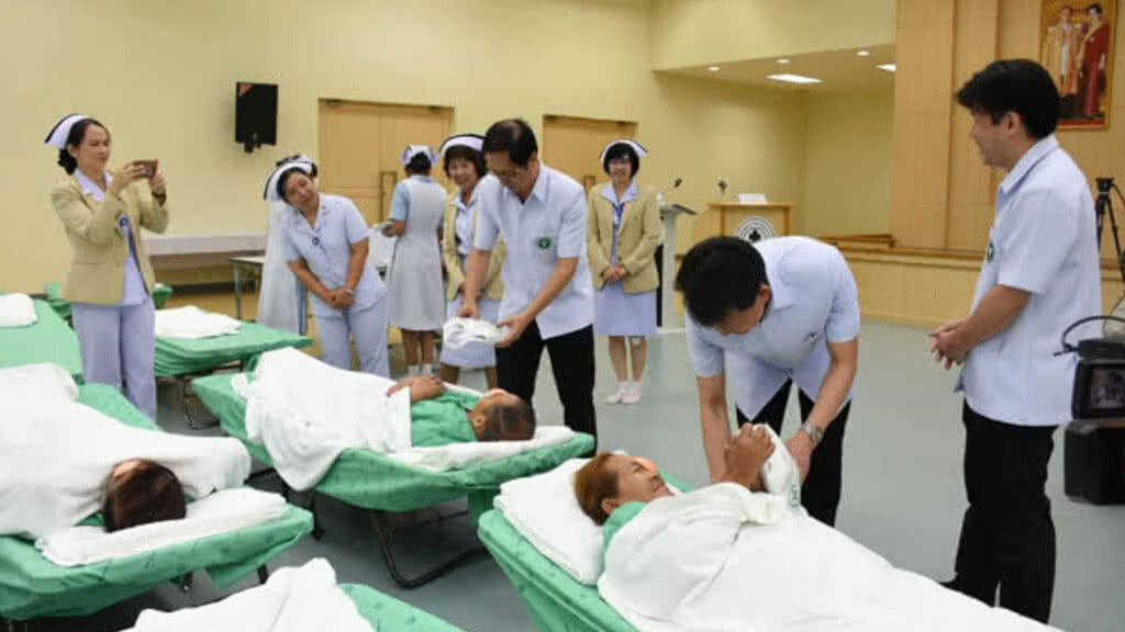 สธ. "ผ่า​ตัดต้อกระจก" เฉลิมพระเกียรติ​ 109 ดวงตา เผยพบผู้ป่วยเพิ่มขึ้นปีละ​ 4​ หมื่นคน!
