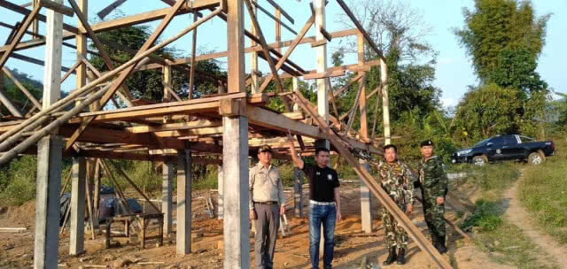 ยึดไม้แปรรูปพร้อมยาบ้ากว่า 600 เม็ด​ กลางป่าศรีลานนา​