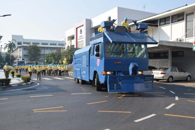 ทหาร-จิตอาสาเขตธนฯฉีดน้ำล้างถนนสมเด็จพระเจ้าตากสิน ลดค่า PM
