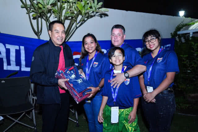 นายกฯส.บอล บินร่วมโต๊ะอาหารแฟนทีมชาติไทย ก่อนพบจีนในเอเชียนคัพ 2019