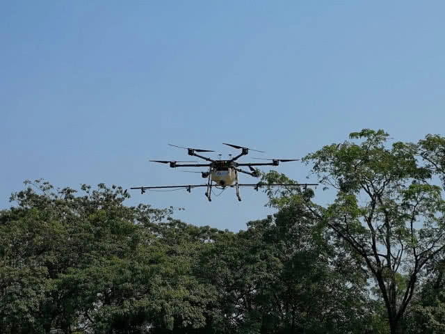 คพ.ใช้ "โดรน" บินพ่นละอองน้ำ ช่วยลดฝุ่นPM2.5 ได้