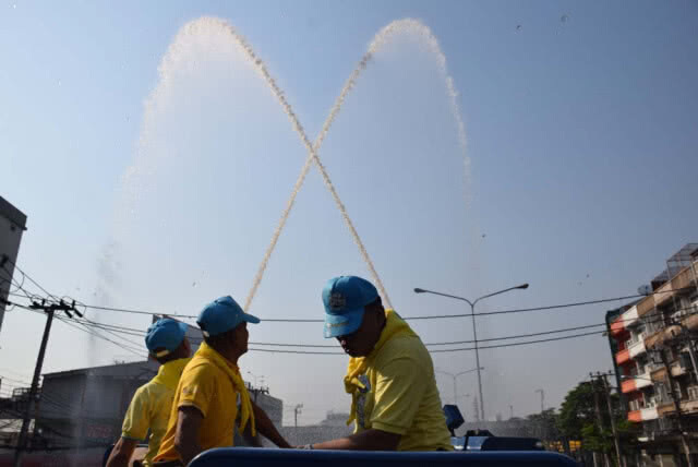 ทหาร-จิตอาสาเขตธนฯฉีดน้ำล้างถนนสมเด็จพระเจ้าตากสิน ลดค่า PM