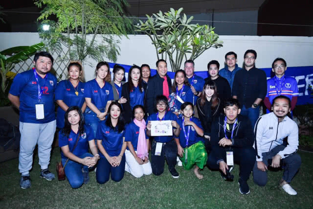 นายกฯส.บอล บินร่วมโต๊ะอาหารแฟนทีมชาติไทย ก่อนพบจีนในเอเชียนคัพ 2019