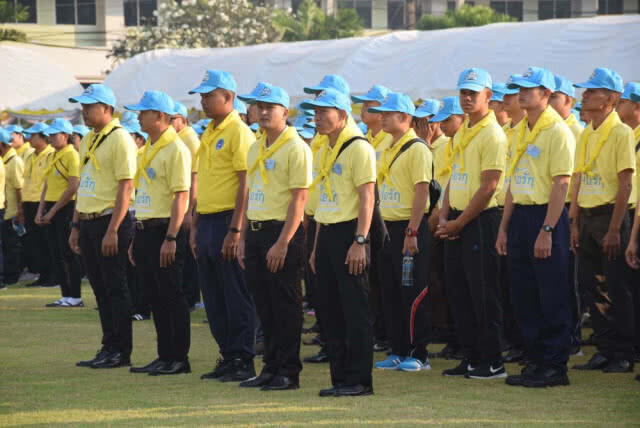 ทหาร-จิตอาสาเขตธนฯฉีดน้ำล้างถนนสมเด็จพระเจ้าตากสิน ลดค่า PM