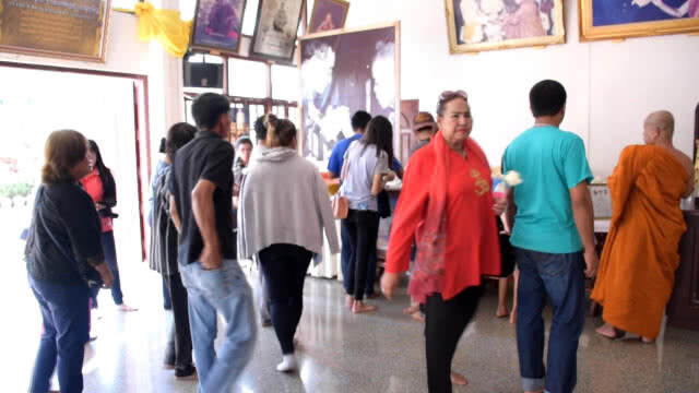 แห่กราบสรีระสังขารจำลองหลวงพ่อคูณ