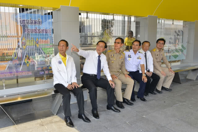 ป้ายรถเมล์อัจฉริยะ​แห่งแรกของไทย​ หน้าสำนักงานใหญ่​ ปตท.