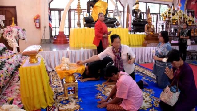 แห่กราบสรีระสังขารจำลองหลวงพ่อคูณ