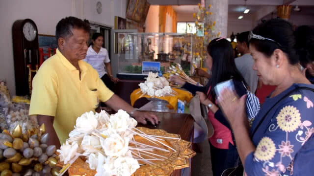 แห่กราบสรีระสังขารจำลองหลวงพ่อคูณ