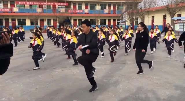 โรงเรียนไทยเอาบ้างไหม!!! ครูใหญ่จีนยกเลิกออกกำลังกายแบบเก่า สอนนักเรียนเต้นแบบวัยรุ่นแทน