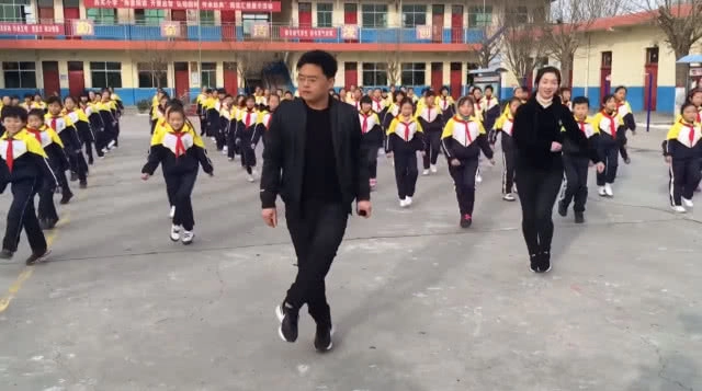 โรงเรียนไทยเอาบ้างไหม!!! ครูใหญ่จีนยกเลิกออกกำลังกายแบบเก่า สอนนักเรียนเต้นแบบวัยรุ่นแทน