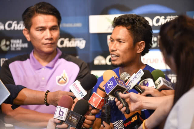 ดาวดังลูกหนังไทยร่วมใจฟาดแข้ง เกมเกียรติยศ "พิภพ อ่อนโม้"