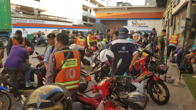 ตร.-ทหาร บุกเข้าจับกุมวินจยย.รับจ้างเถื่อน ย่านคลองเตย