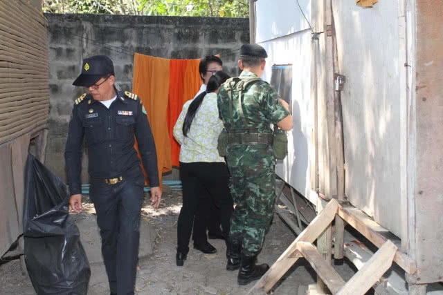 ค้นสำนักสงฆ์กลางป่ากก พระต่างด้าววิ่งหนีกระเจิง