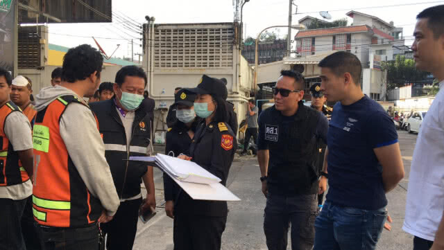 ตร.-ทหาร บุกเข้าจับกุมวินจยย.รับจ้างเถื่อน ย่านคลองเตย