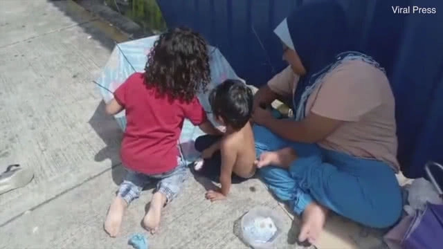 น่าประทับใจ!!! เด็ก 9 ขวบ ใจเสียสละถอดรองเท้าให้เด็กไร้บ้าน