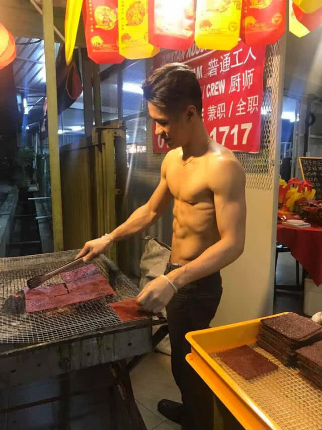 สาวๆโซเชียลต้องระทวย!!! พ่อค้าหมูแผ่นในมาเลย์เนื้อแน่นปั้ก