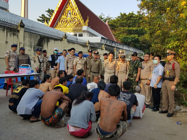 จู่โจมชุมชนหวังจับ "เจ้ดำ" เอเย่นต์ยานรก เปิดประตูลับหนีรอด