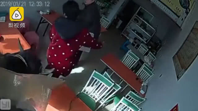 นาทีระทึก! กระทิงหนีเอาชีวิตรอด เข้าร้านอาหารจีนพังเละ