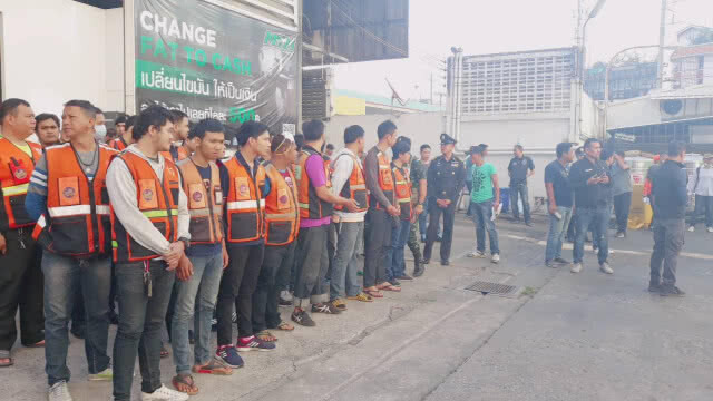 ตร.-ทหาร บุกเข้าจับกุมวินจยย.รับจ้างเถื่อน ย่านคลองเตย