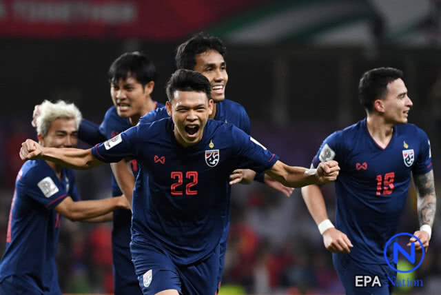 ส.บอล มอบลูกบอลให้ "ศุภชัย ใจเด็ด" ส่งต่อเด็กๆใน จ.ปัตตานี