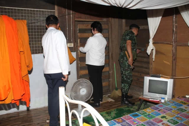 ค้นสำนักสงฆ์กลางป่ากก พระต่างด้าววิ่งหนีกระเจิง