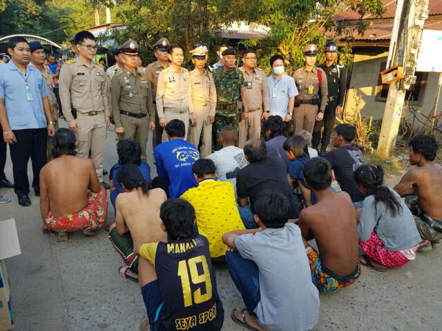 จู่โจมชุมชนหวังจับ "เจ้ดำ" เอเย่นต์ยานรก เปิดประตูลับหนีรอด