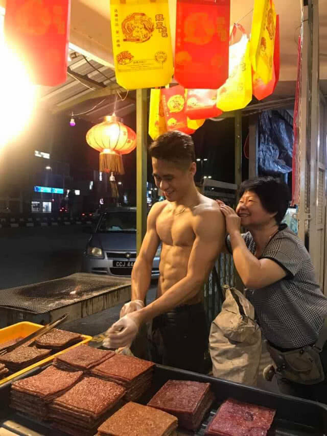 สาวๆโซเชียลต้องระทวย!!! พ่อค้าหมูแผ่นในมาเลย์เนื้อแน่นปั้ก