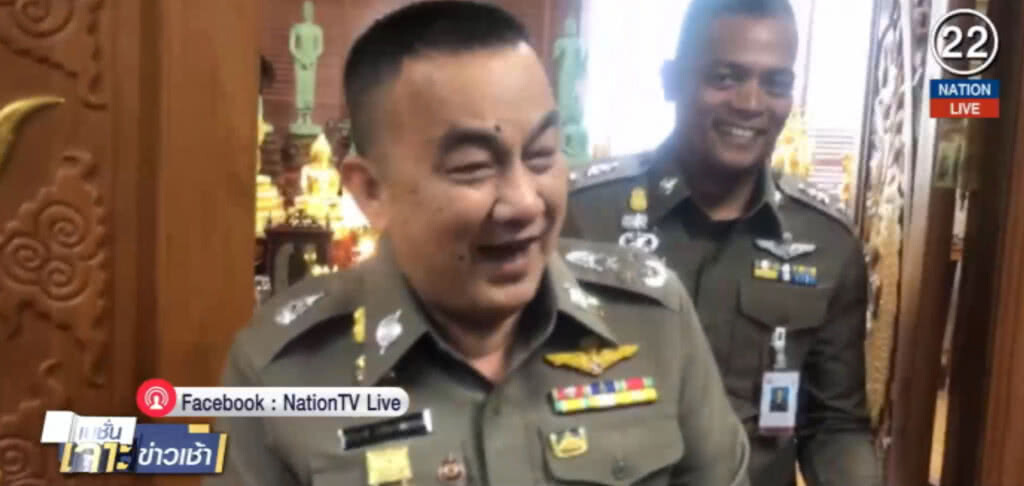 "ศรีวราห์" โชว์มือถือรุ่นอาม่า 4 เครื่อง ลั่นไม่เคยใช้เฟซบุ๊ก