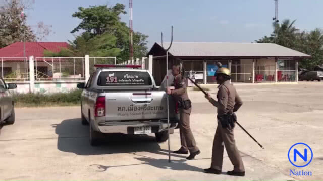 ตำรวจใช้ "ยุทธวิธีไม้ง่าม" ปราบหนุ่มเสพยาคลั่ง
