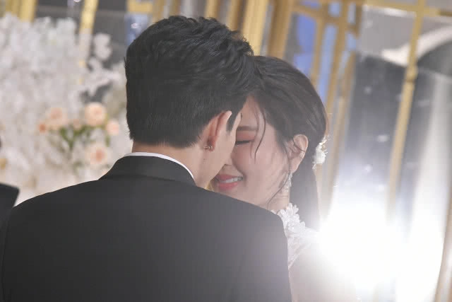 ภาพสุดหวาน! งานแต่ง "บอย-เจี๊ยบ"