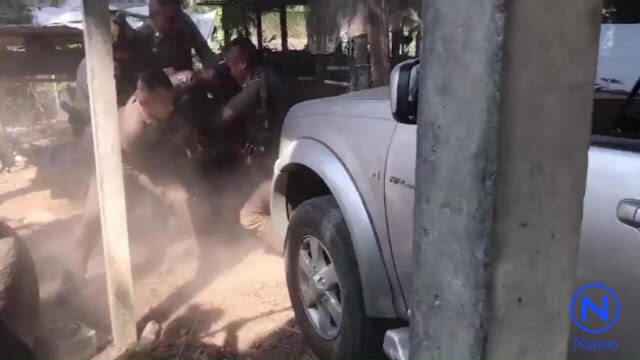 ตำรวจใช้ "ยุทธวิธีไม้ง่าม" ปราบหนุ่มเสพยาคลั่ง