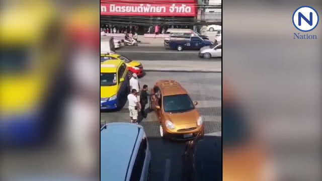เดือด! "มาเฟียแท็กซี่" พัทยาล้อม "แกร็บคาร์"
