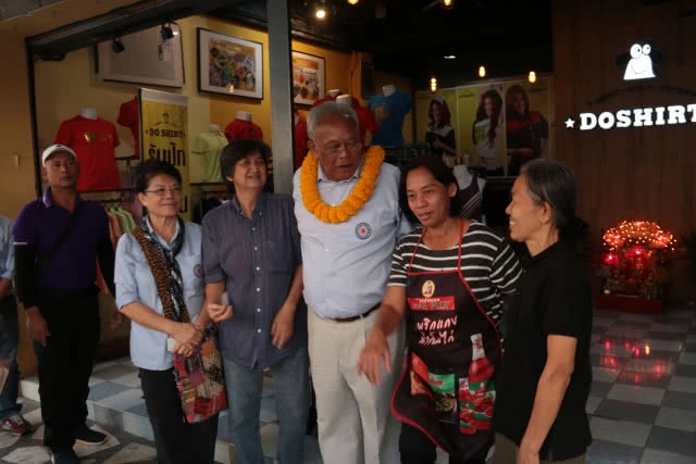 "สุเทพ" เดินคารวะแผ่นดินตลาดสดเทศบาลสี่แคว