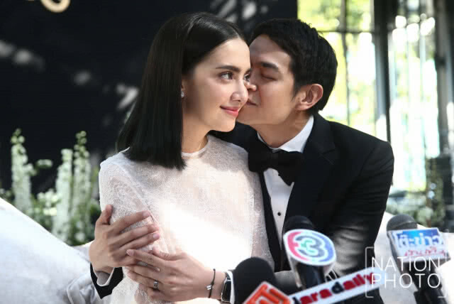 ชื่นมื่น! "ซาร่า เล็กจ์" ควงแฟนหนุ่มแถลงข่าว ภายหลังงานมงคลสมรส