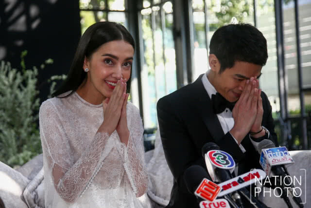 ชื่นมื่น! "ซาร่า เล็กจ์" ควงแฟนหนุ่มแถลงข่าว ภายหลังงานมงคลสมรส