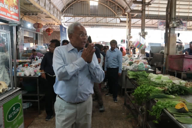 "สุเทพ" เดินคารวะแผ่นดินตลาดสดเทศบาลสี่แคว