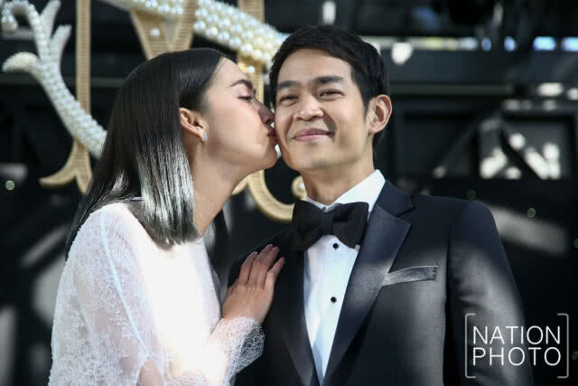 ชื่นมื่น! "ซาร่า เล็กจ์" ควงแฟนหนุ่มแถลงข่าว ภายหลังงานมงคลสมรส