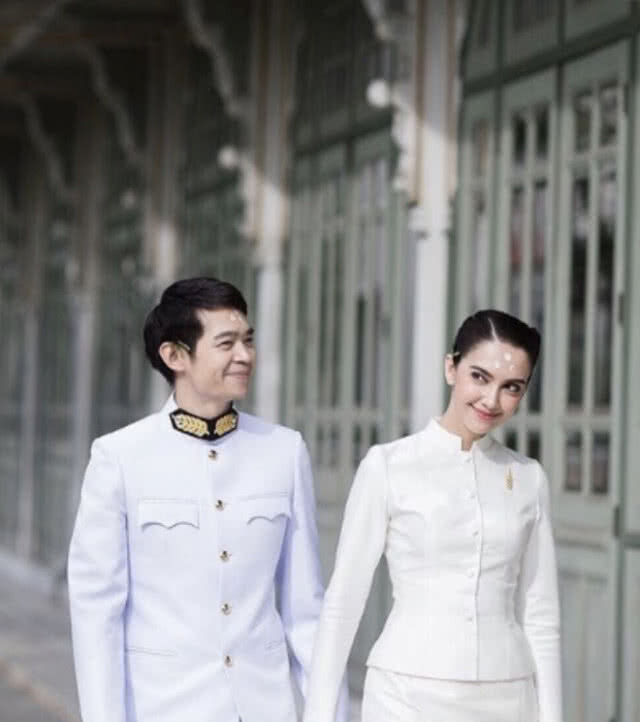 "ซาร่า เล็กจ์" ยิ้มแก้มปริ! ควงสามี "เอ็ม–สืบสกุล" แถลงข่าว หลังจากเข้าประตูวิวาห์