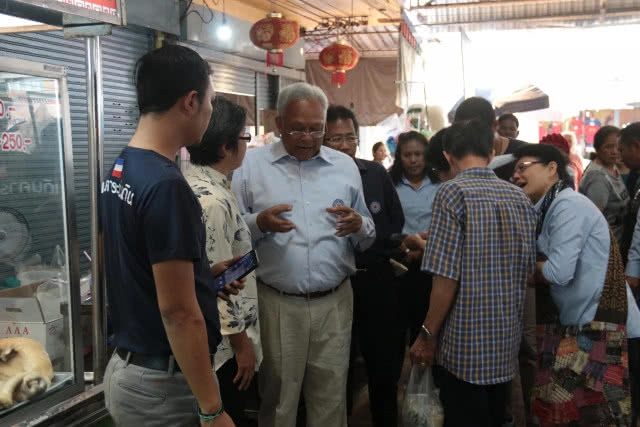 "สุเทพ" เดินคารวะแผ่นดินตลาดสดเทศบาลสี่แคว