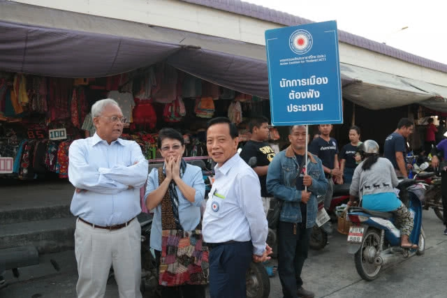 "สุเทพ" เดินคารวะแผ่นดินตลาดสดเทศบาลสี่แคว