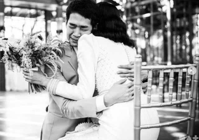 "ซาร่า เล็กจ์" ยิ้มแก้มปริ! ควงสามี "เอ็ม–สืบสกุล" แถลงข่าว หลังจากเข้าประตูวิวาห์
