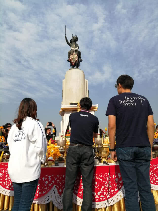 "ไทยรักษาชาติ"ขอพร"พระเจ้าตากสิน"ชนะชัย