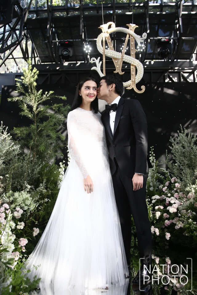 ชื่นมื่น! "ซาร่า เล็กจ์" ควงแฟนหนุ่มแถลงข่าว ภายหลังงานมงคลสมรส