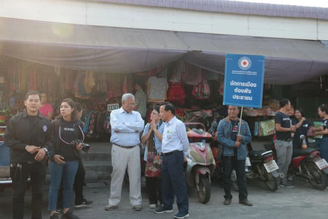 "สุเทพ" เดินคารวะแผ่นดินตลาดสดเทศบาลสี่แคว