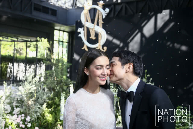 ชื่นมื่น! "ซาร่า เล็กจ์" ควงแฟนหนุ่มแถลงข่าว ภายหลังงานมงคลสมรส