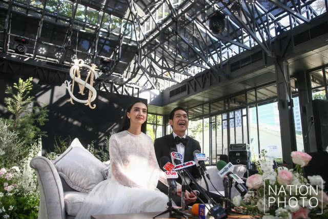 ชื่นมื่น! "ซาร่า เล็กจ์" ควงแฟนหนุ่มแถลงข่าว ภายหลังงานมงคลสมรส