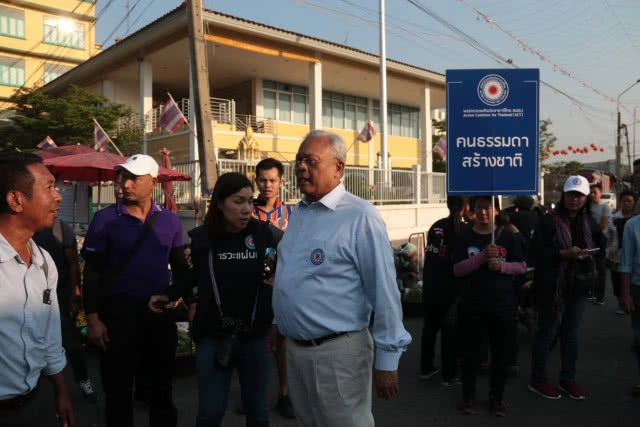 "สุเทพ" เดินคารวะแผ่นดินตลาดสดเทศบาลสี่แคว