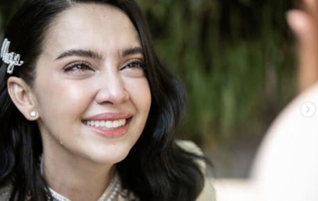 "ซาร่า เล็กจ์" ยิ้มแก้มปริ! ควงสามี "เอ็ม–สืบสกุล" แถลงข่าว หลังจากเข้าประตูวิวาห์